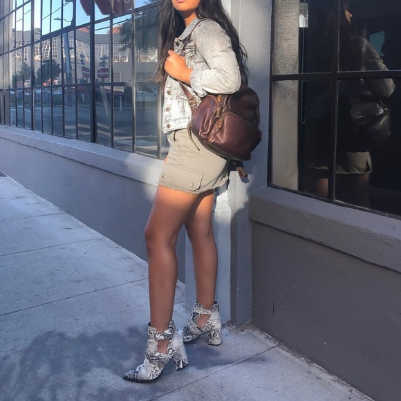 🚨//LAST PAIR// Snake print booties - Picture 8 of 8